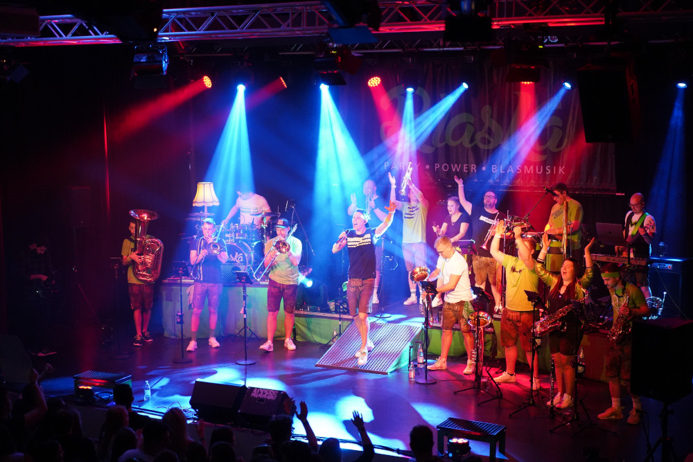 Blaska Band-Bild auf der Bühne vor dem Publikum